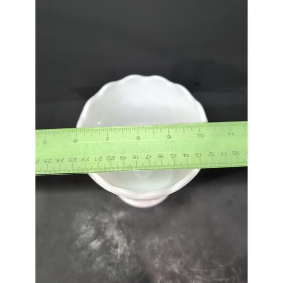 Vintage E. O. Brody Co Honeycomb Milk Glass Footed Vase MJ-42 - Picture 9 of 9